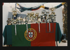 Exposição de taças e medalhas.