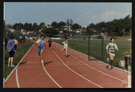 Prova de atletismo em pista com a participação de um atleta do Clube de Vela de Tavira.