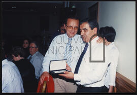 Entrega de medalha comemorativa.