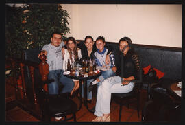 Grupo de jovens num bar.