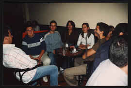 Grupo de jovens num bar.