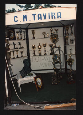 Exposição de taças e troféus.