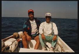 2 Homens num barco no mar.