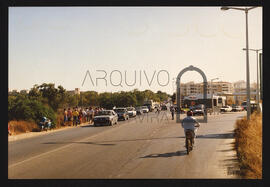 Circulação de veículos numa estrada.