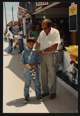 Um menino com o professor na Ilha de Tavira.