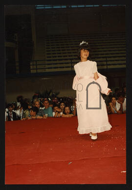 Criança desfilando no palco.