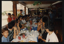 Almoço entre amigos em restaurante.