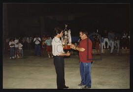Entrega de taça e medalhas a membro da equipa de futebol.