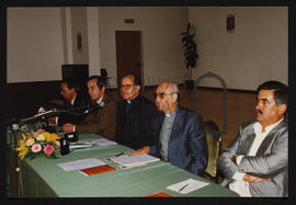 5 Homens numa mesa de reunião.