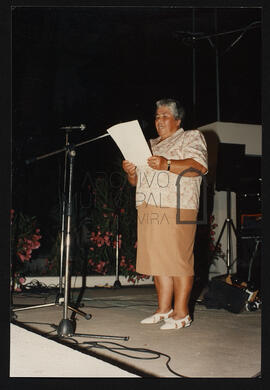 Uma senhora discursando.