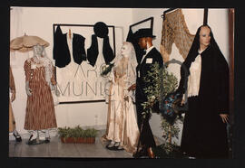 Exposição de trajes típicos.