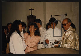 Grupo de pessoas em ato religioso.