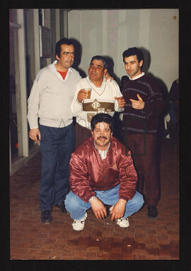 Quatro amigos em festa.