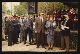 Grupo de pessoas no Jardim de Tavira, junto a um palco.