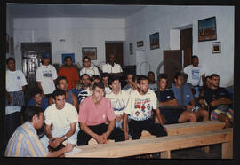 Grupo de pessoas reunidas.