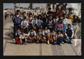 Grupo de crianças participantes em prova de atletismo.