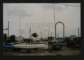 Barcos em parque de estacionamento